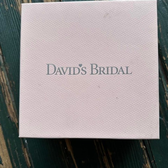 David's Bridal white flower hair clip hat - Picture 3 of 6
